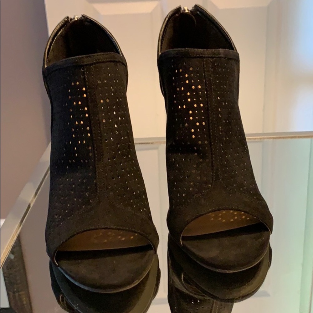 Christian Siriano black peep toe pumps